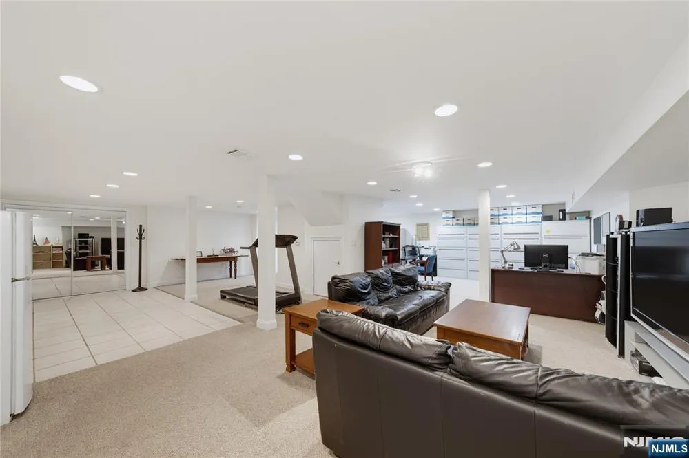 52 Robinhood Avenue Closter, NJ 07624