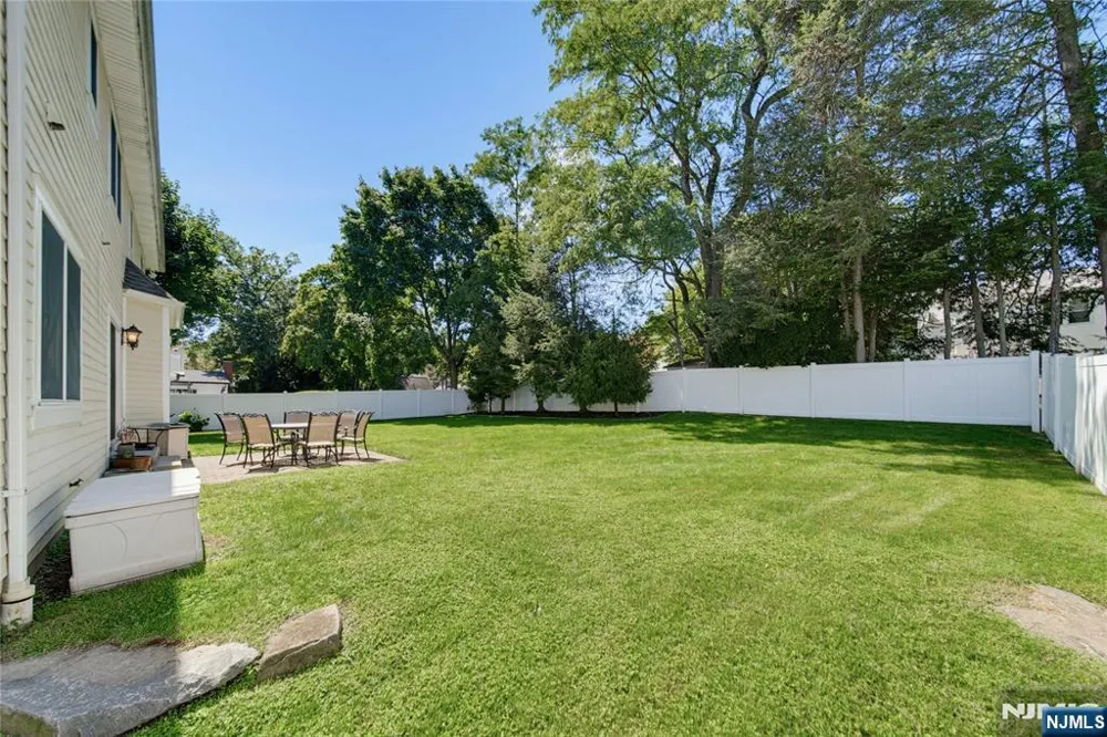 52 Robinhood Avenue Closter, NJ 07624