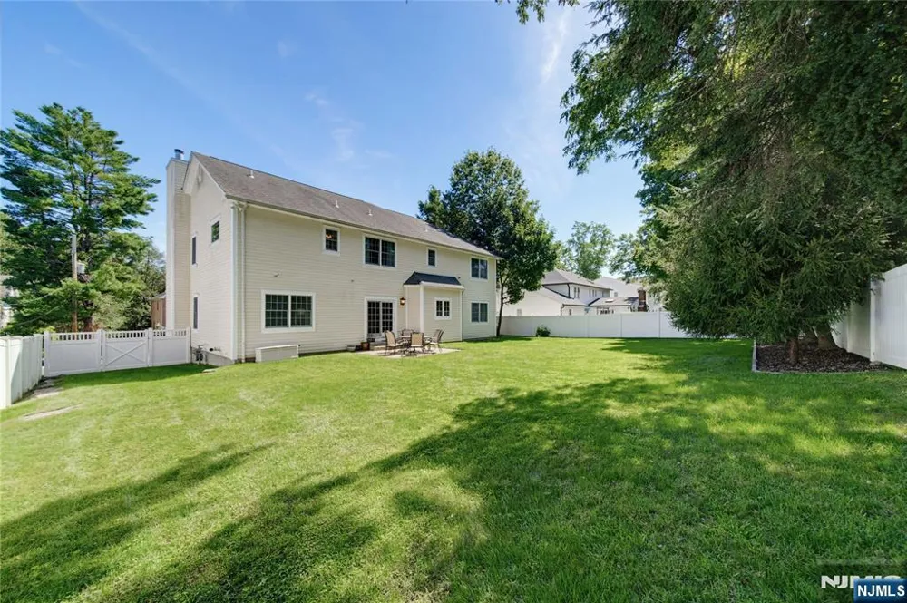 52 Robinhood Avenue Closter, NJ 07624