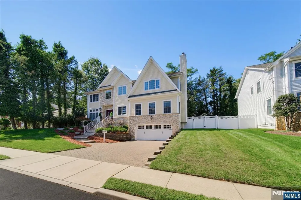 52 Robinhood Avenue Closter, NJ 07624