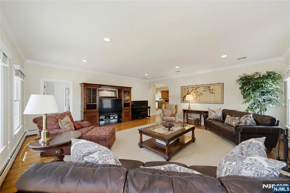 52 Robinhood Avenue Closter, NJ 07624