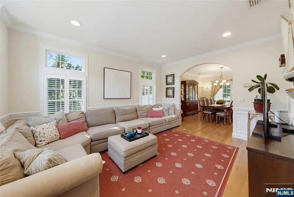 52 Robinhood Avenue Closter, NJ 07624