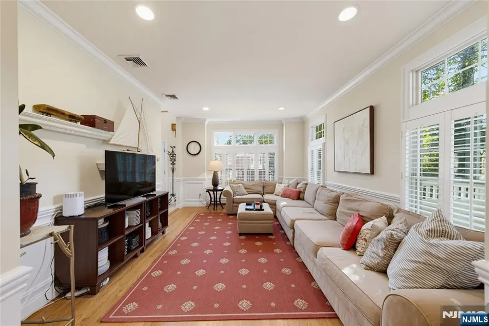 52 Robinhood Avenue Closter, NJ 07624