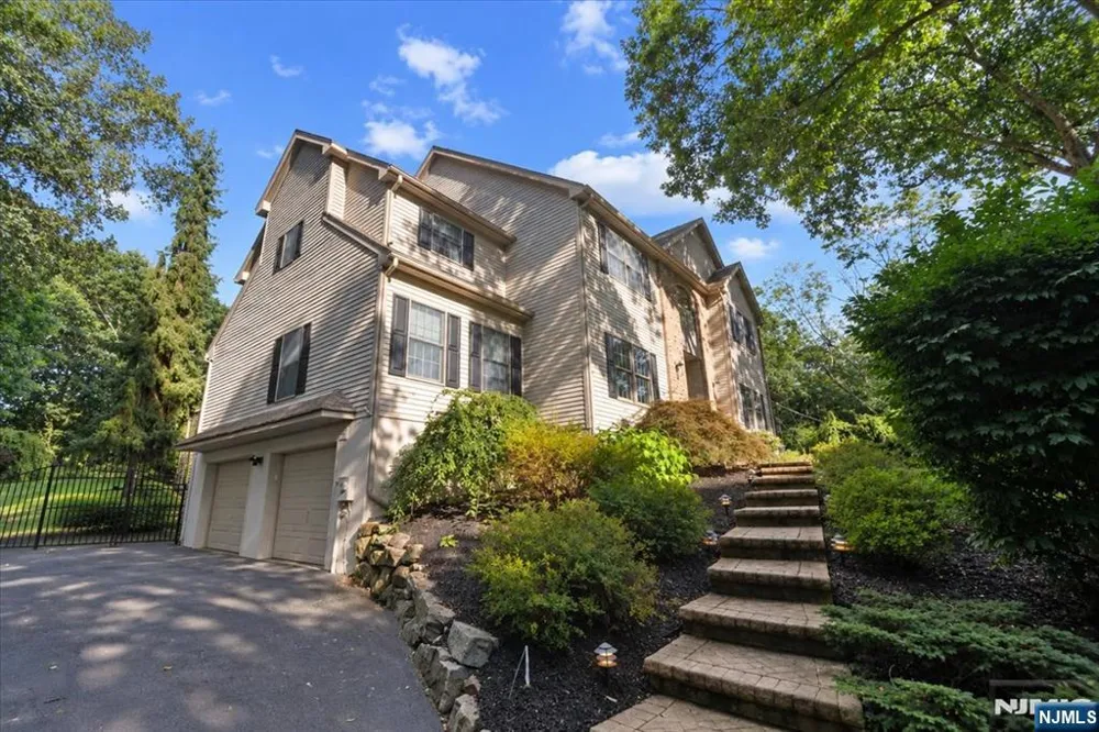 8 Goldfinch Run Kinnelonugh, NJ 07405