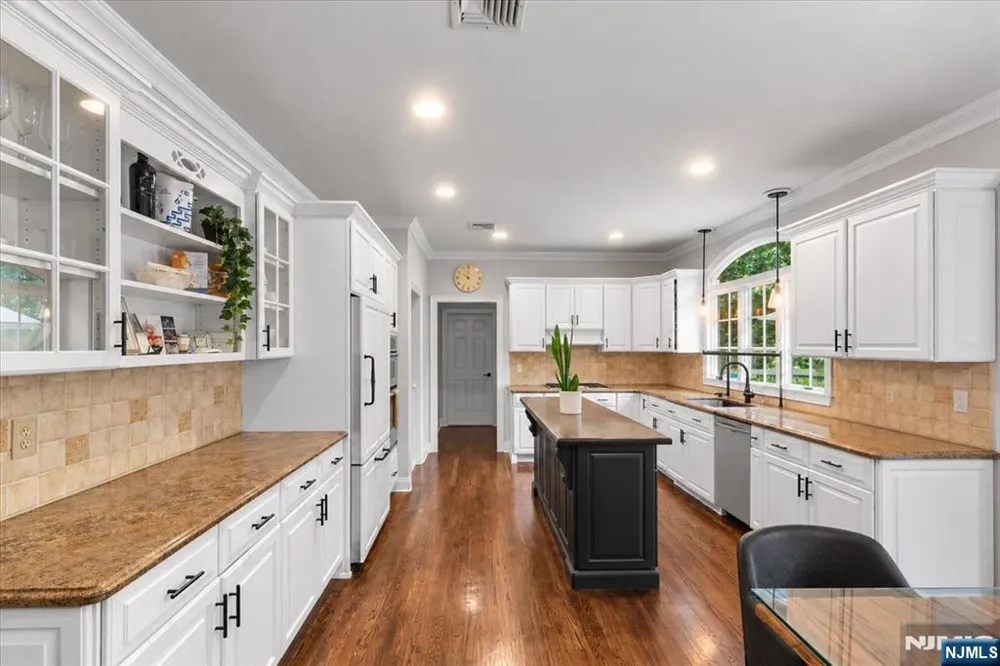 8 Goldfinch Run Kinnelonugh, NJ 07405