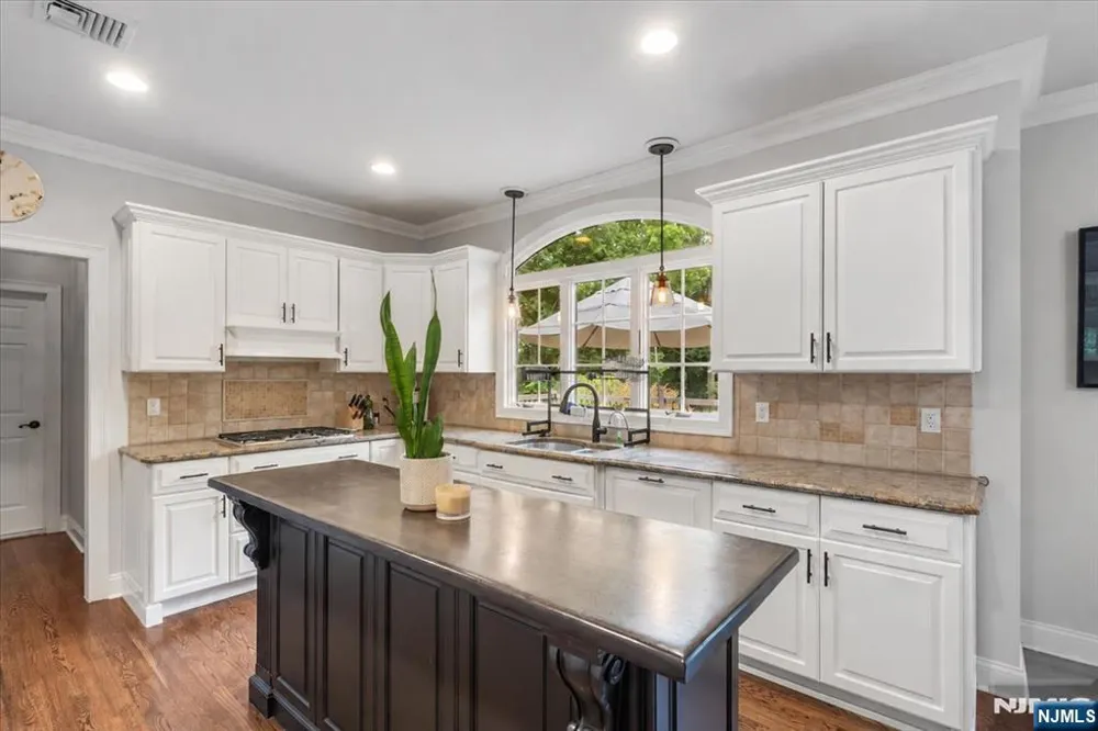 8 Goldfinch Run Kinnelonugh, NJ 07405