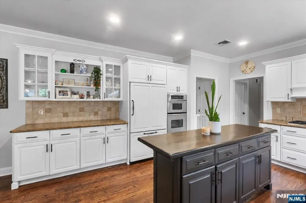 8 Goldfinch Run Kinnelonugh, NJ 07405