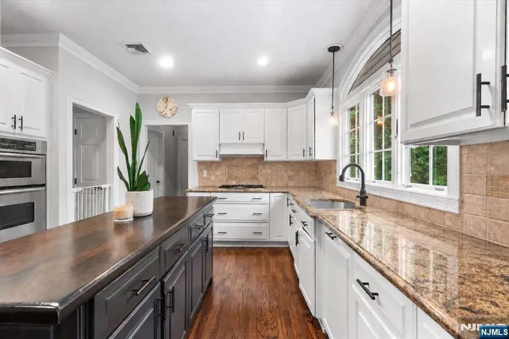 8 Goldfinch Run Kinnelonugh, NJ 07405
