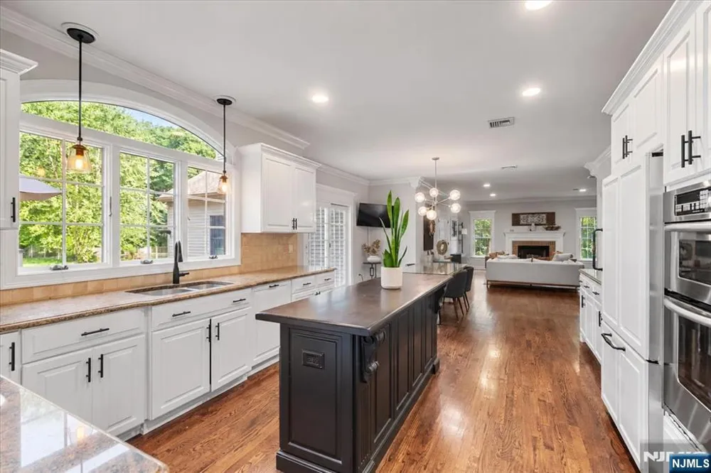 8 Goldfinch Run Kinnelonugh, NJ 07405