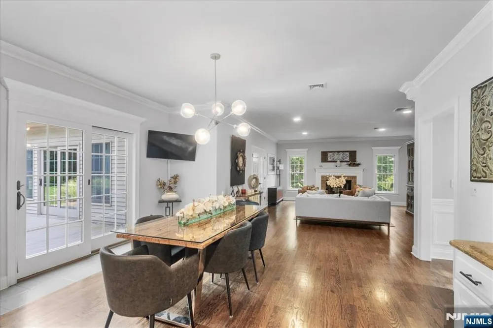 8 Goldfinch Run Kinnelonugh, NJ 07405