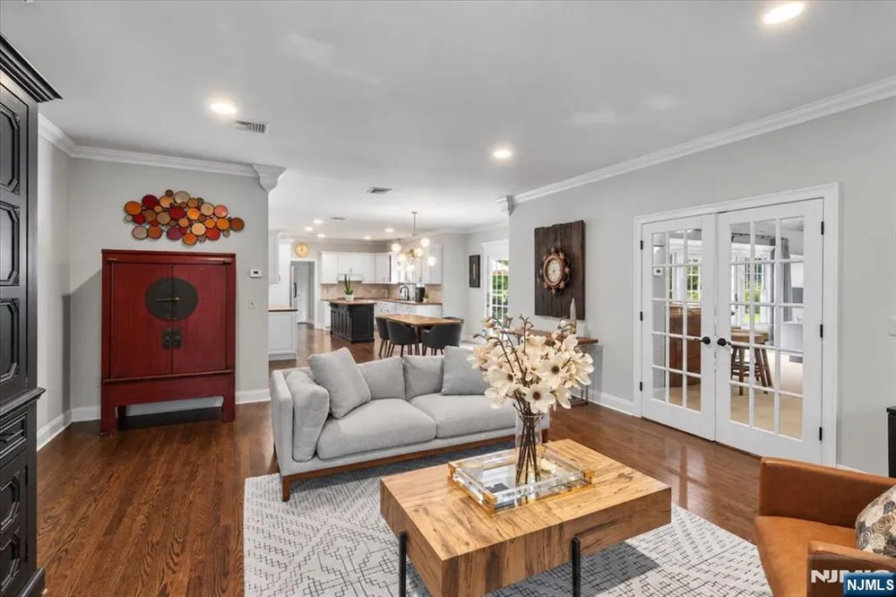 8 Goldfinch Run Kinnelonugh, NJ 07405