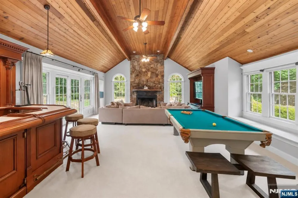 8 Goldfinch Run Kinnelonugh, NJ 07405