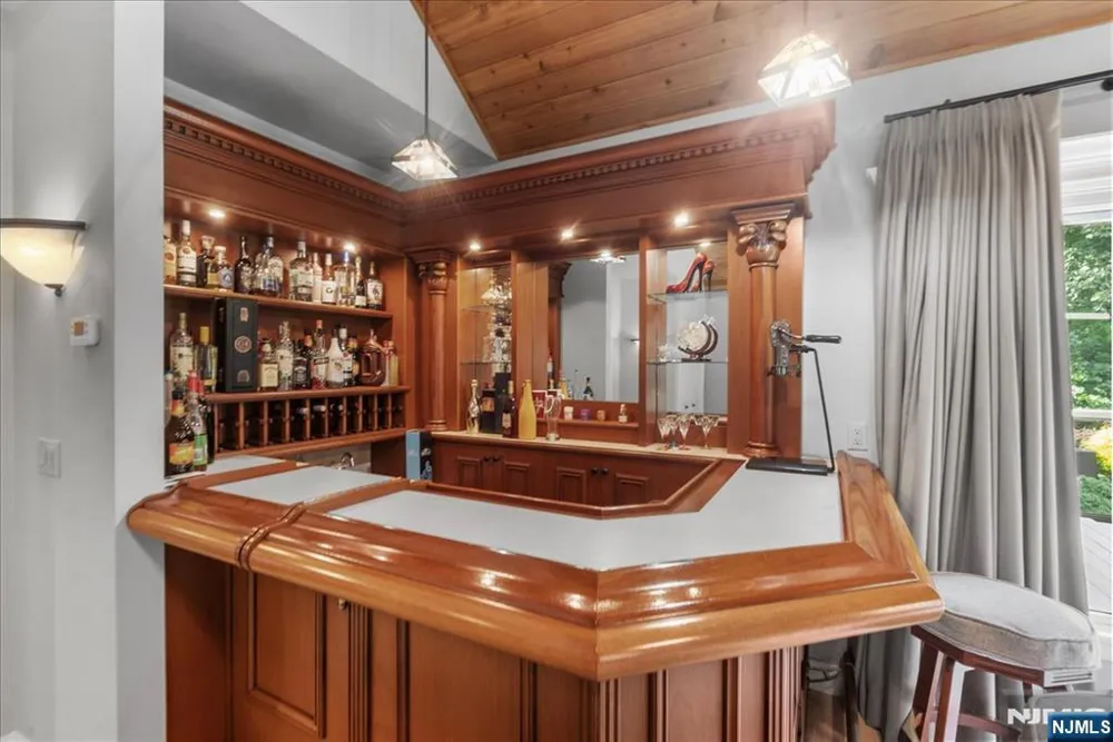 8 Goldfinch Run Kinnelonugh, NJ 07405