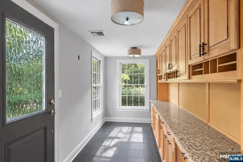 8 Goldfinch Run Kinnelonugh, NJ 07405