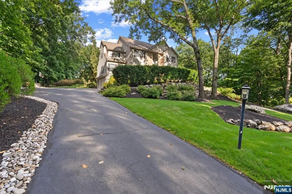 8 Goldfinch Run Kinnelonugh, NJ 07405