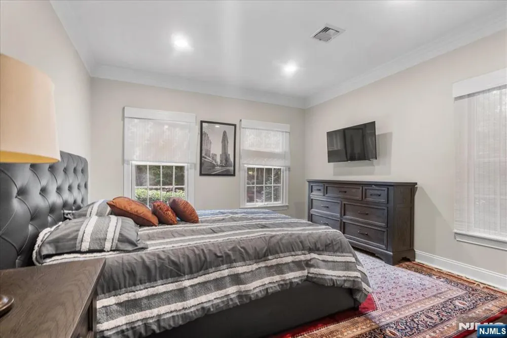 8 Goldfinch Run Kinnelonugh, NJ 07405