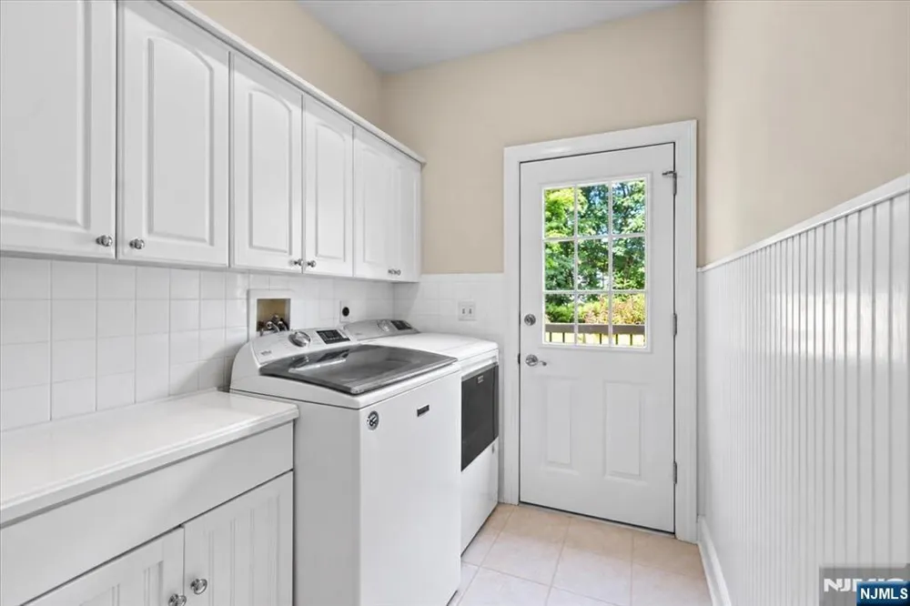 8 Goldfinch Run Kinnelonugh, NJ 07405