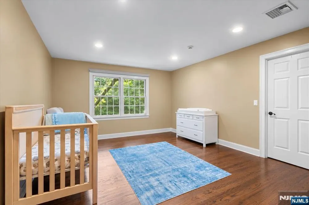 8 Goldfinch Run Kinnelonugh, NJ 07405