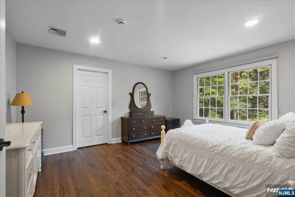 8 Goldfinch Run Kinnelonugh, NJ 07405