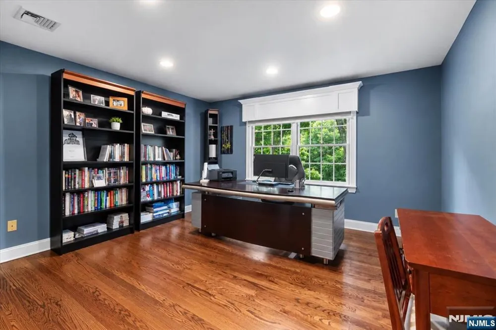 8 Goldfinch Run Kinnelonugh, NJ 07405