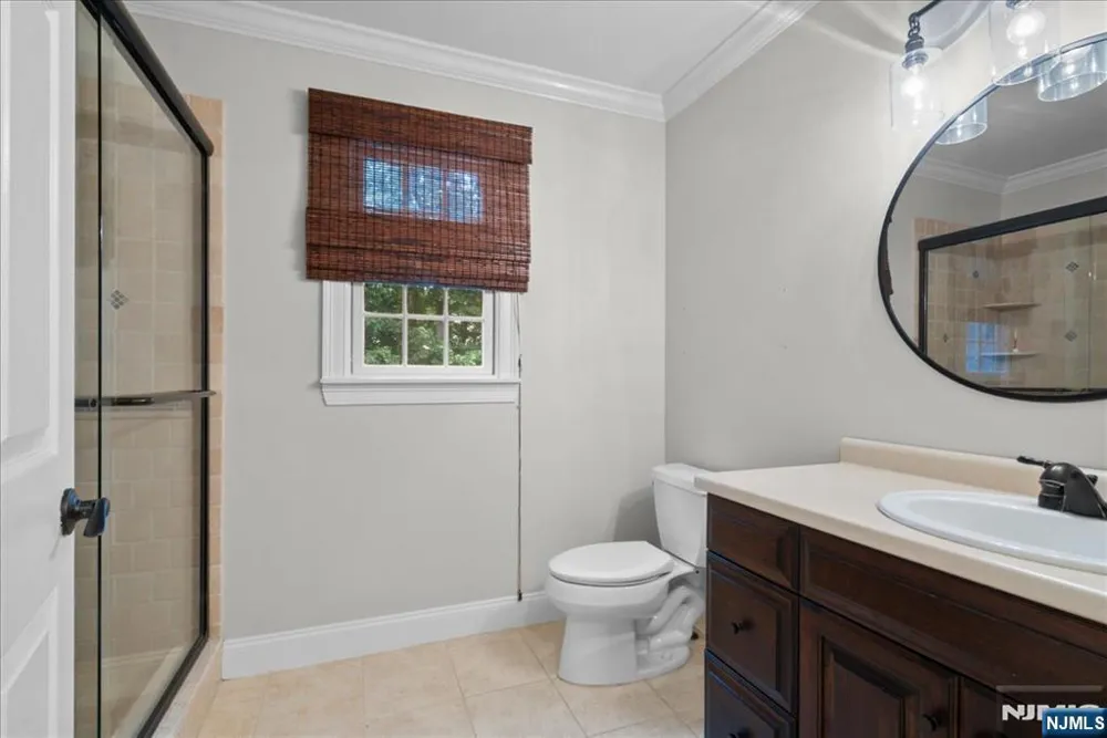 8 Goldfinch Run Kinnelonugh, NJ 07405