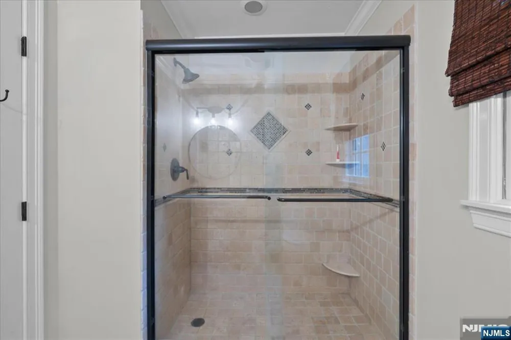 8 Goldfinch Run Kinnelonugh, NJ 07405