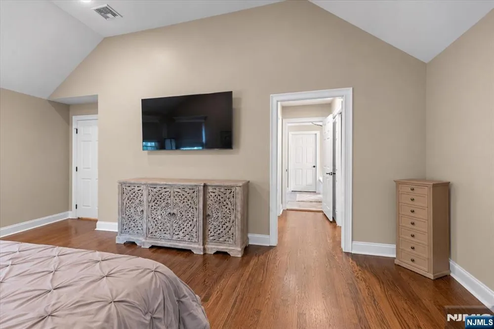 8 Goldfinch Run Kinnelonugh, NJ 07405
