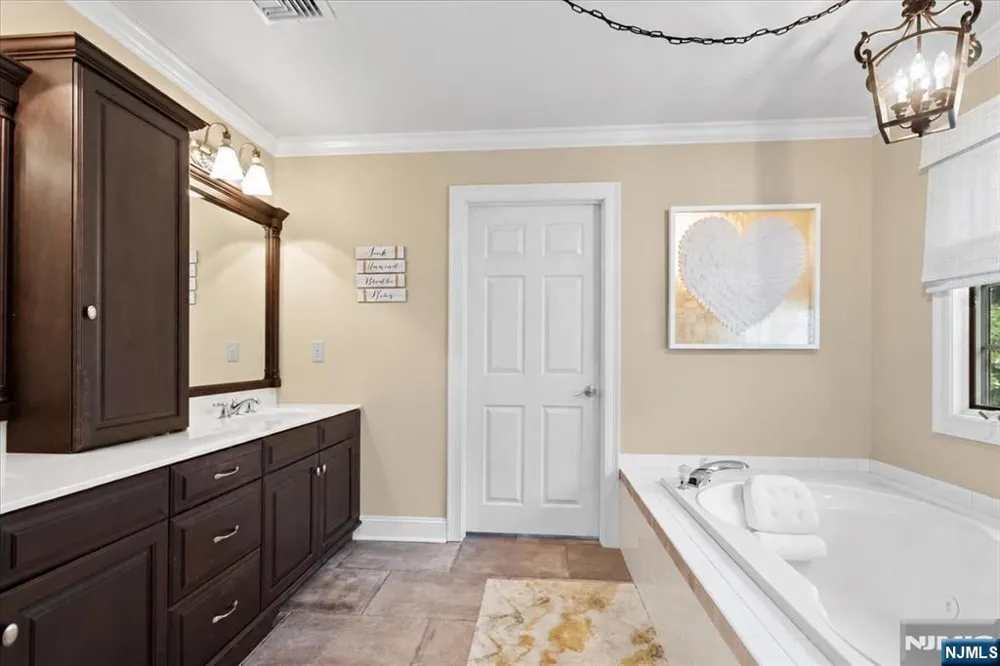 8 Goldfinch Run Kinnelonugh, NJ 07405