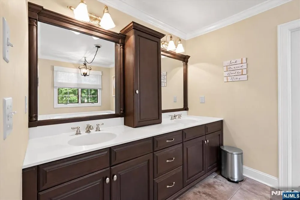8 Goldfinch Run Kinnelonugh, NJ 07405