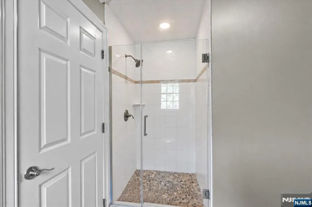 8 Goldfinch Run Kinnelonugh, NJ 07405
