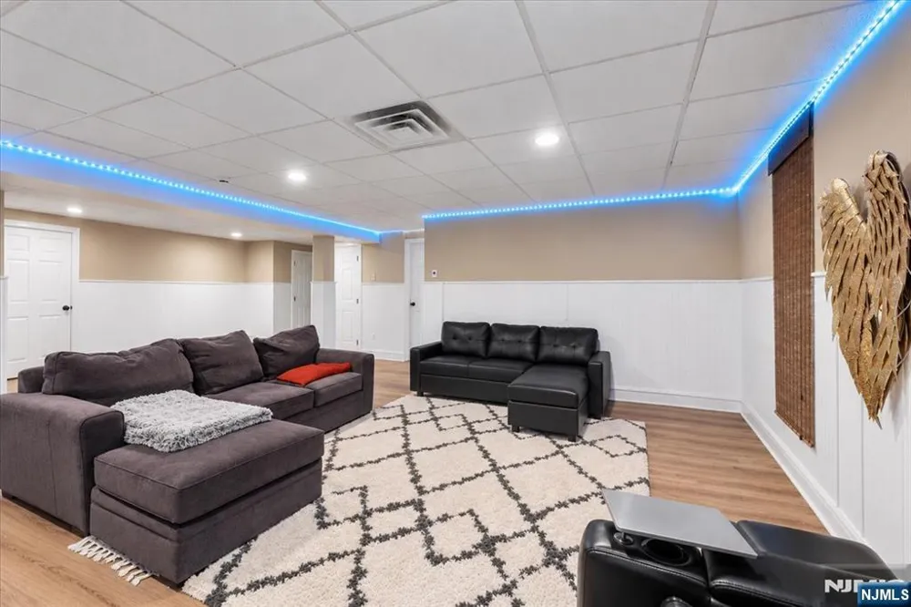 8 Goldfinch Run Kinnelonugh, NJ 07405