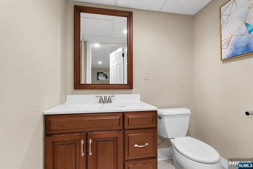 8 Goldfinch Run Kinnelonugh, NJ 07405