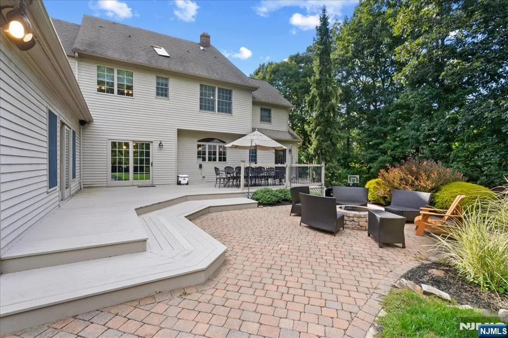 8 Goldfinch Run Kinnelonugh, NJ 07405
