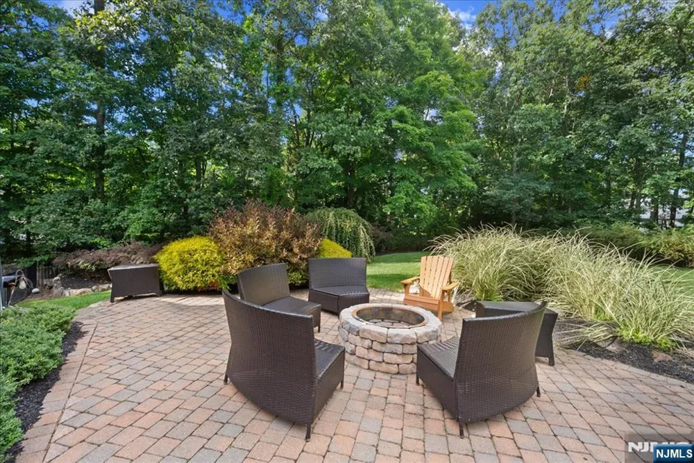 8 Goldfinch Run Kinnelonugh, NJ 07405