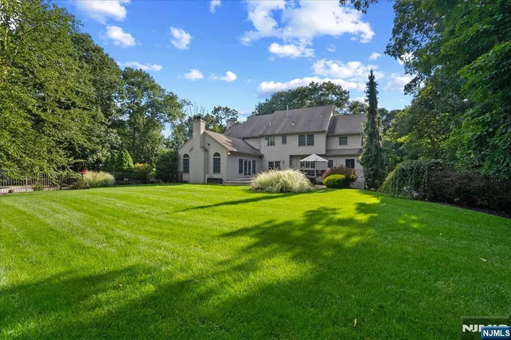 8 Goldfinch Run Kinnelonugh, NJ 07405