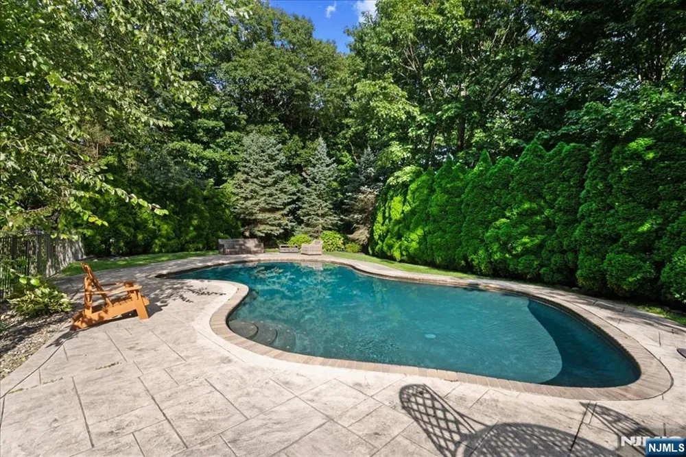 8 Goldfinch Run Kinnelonugh, NJ 07405