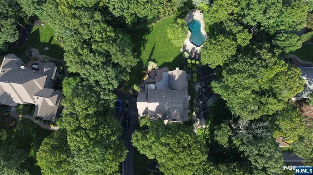 8 Goldfinch Run Kinnelonugh, NJ 07405