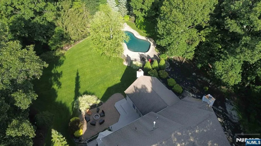 8 Goldfinch Run Kinnelonugh, NJ 07405