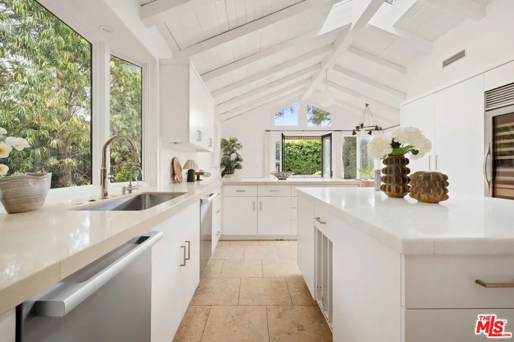 13574 D'Este Drive Pacific Palisades, CA 90272