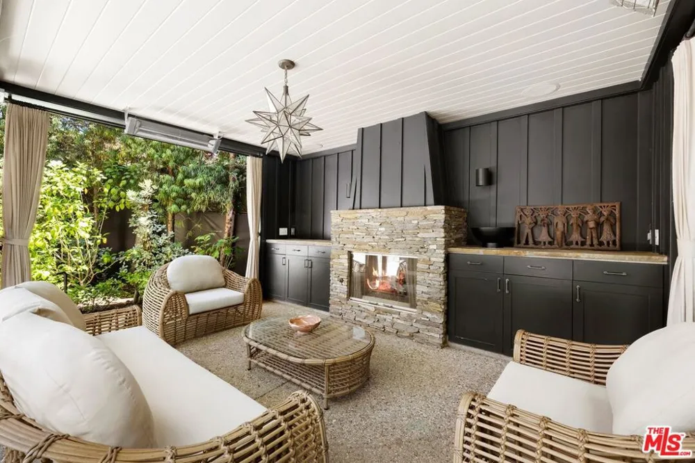 13574 D'Este Drive Pacific Palisades, CA 90272