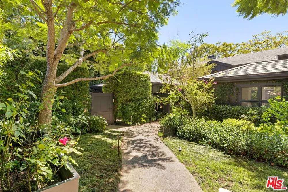 13574 D'Este Drive Pacific Palisades, CA 90272