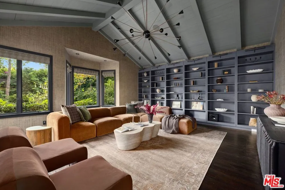 13574 D'Este Drive Pacific Palisades, CA 90272