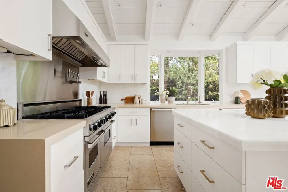 13574 D'Este Drive Pacific Palisades, CA 90272