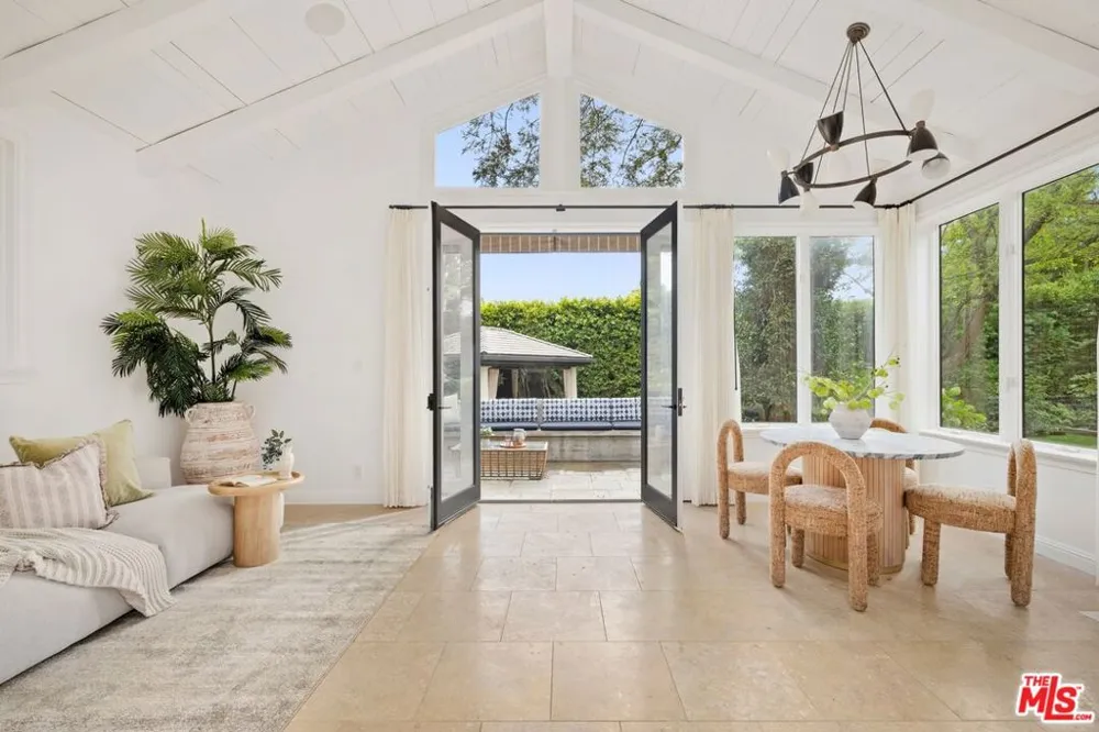 13574 D'Este Drive Pacific Palisades, CA 90272