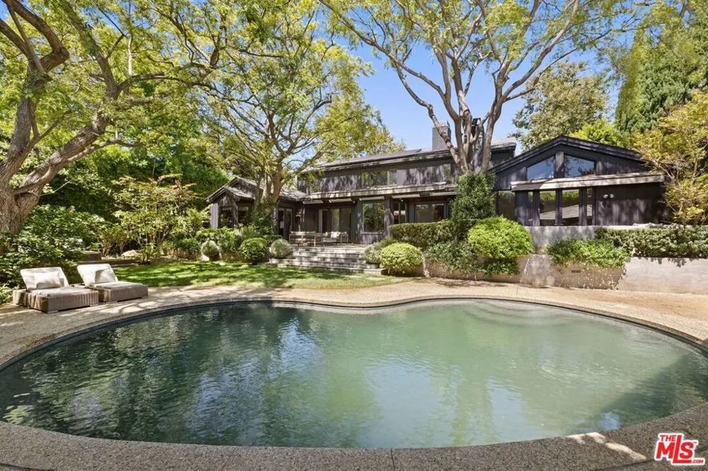 13574 D'Este Drive Pacific Palisades, CA 90272