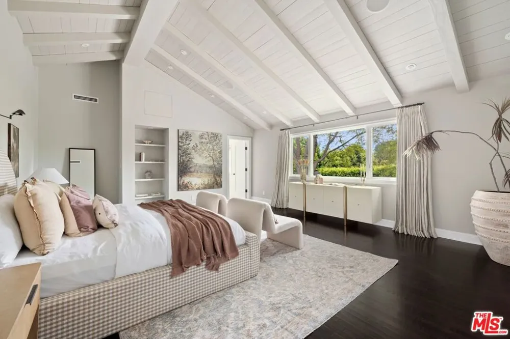 13574 D'Este Drive Pacific Palisades, CA 90272