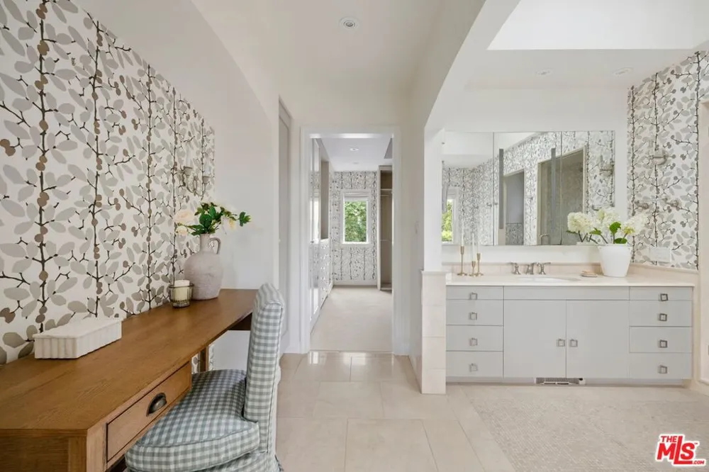 13574 D'Este Drive Pacific Palisades, CA 90272