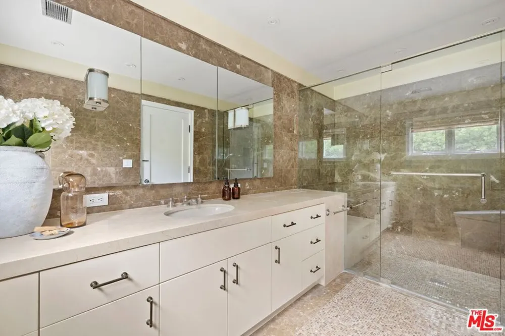 13574 D'Este Drive Pacific Palisades, CA 90272