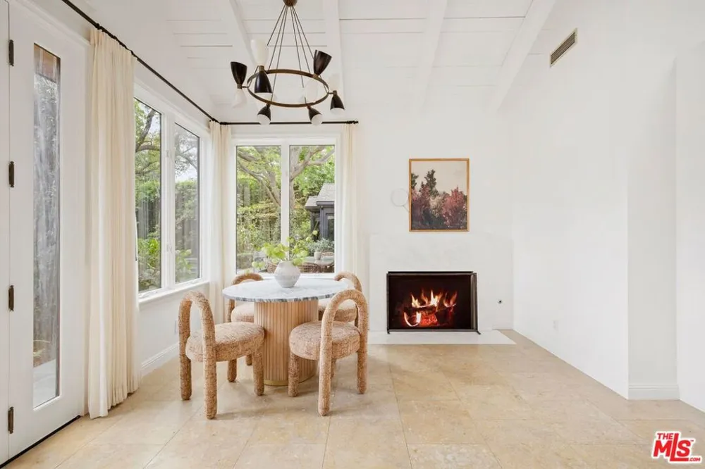 13574 D'Este Drive Pacific Palisades, CA 90272