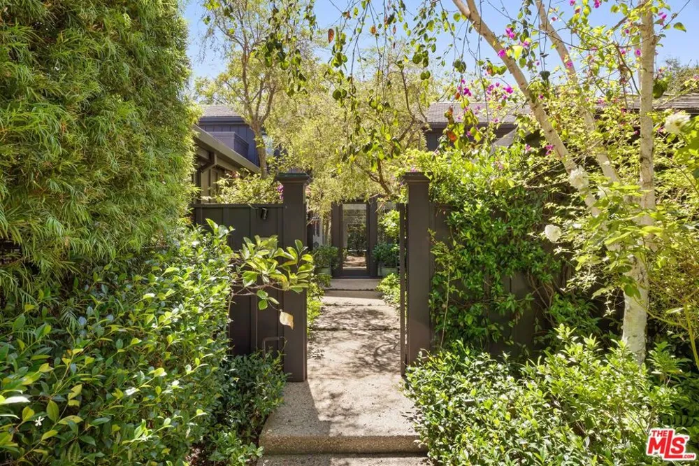 13574 D'Este Drive Pacific Palisades, CA 90272